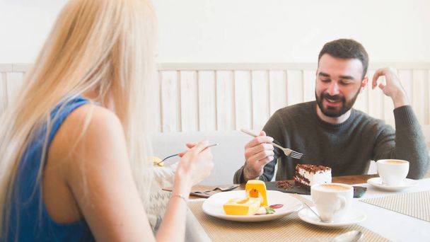 Mężczyzna i kobieta jedzenie Cukiernie w kawiarni, romantyczne spotkania - Zdjęcie, obraz
