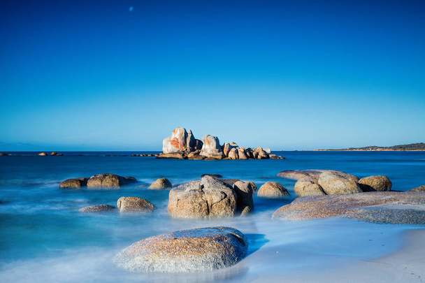 The Bay of Fires is a bay on the northeastern coast of Tasmania in Australia, extending from Binalong Bay to Eddystone Point. - Photo, Image