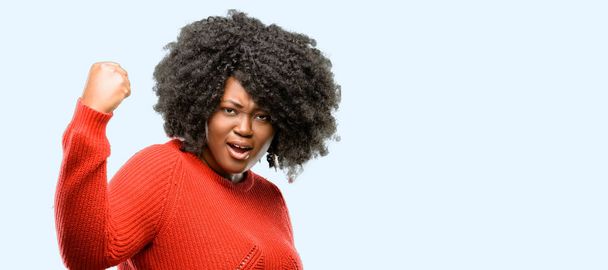 schöne afrikanische Frau irritiert und wütend Ausdruck negativer Emotionen, genervt von jemandem, blauer Hintergrund - Foto, Bild