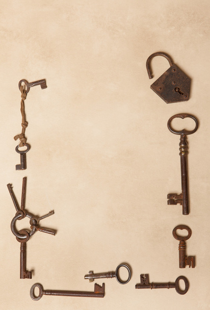 border made of rusty keys - Foto, afbeelding