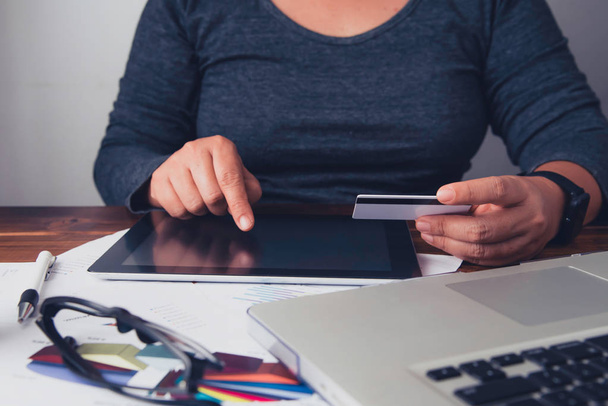 Credit Card houders gebruikt Laptops en smartphone bestellen en betaling - concepten van met behulp van technologie in bedrijf - Foto, afbeelding