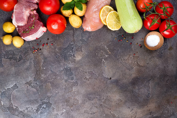 Cibo biologico sano Mangiare pulito selezione Compreso alcune proteine previene il cancro: carne, spezie, verdura, su uno sfondo di pietra scura con spazio copia, posa piatta
 - Foto, immagini