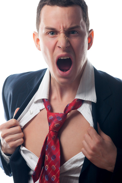 Joven hombre de negocios enojado rasgando su camisa en la frustración aislado en blanco
. - Foto, imagen