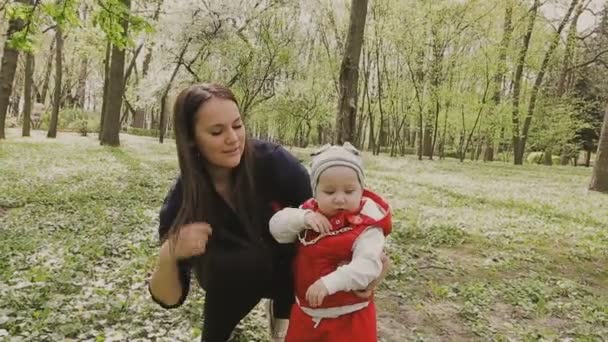Máma chodí s dítětem na krásný slunečný den - Záběry, video
