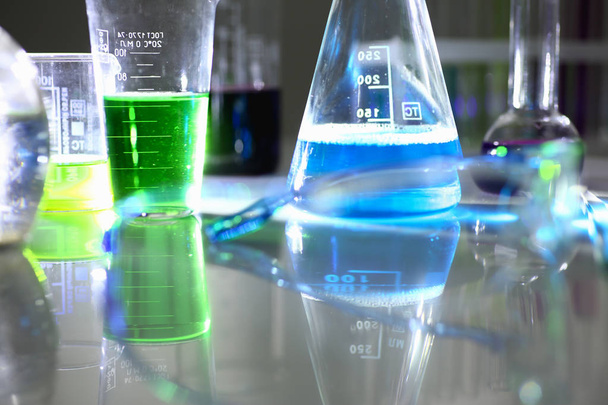 Glühbirne der chemischen Industrie mit blauem Magenta - Foto, Bild