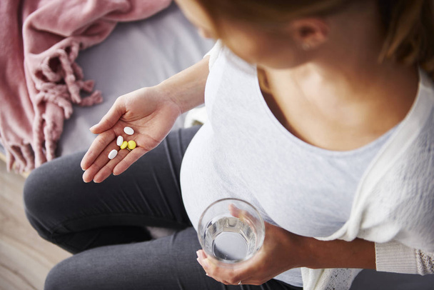 若い妊婦が薬を飲んで  - 写真・画像