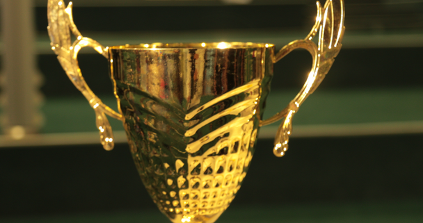 Vítěz zlaté Trophy na zeleném pozadí - Záběry, video