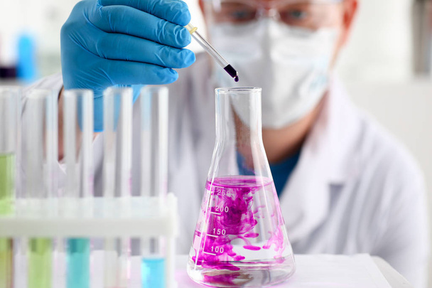 Chemiker hält Reagenzglas in der Hand - Foto, Bild