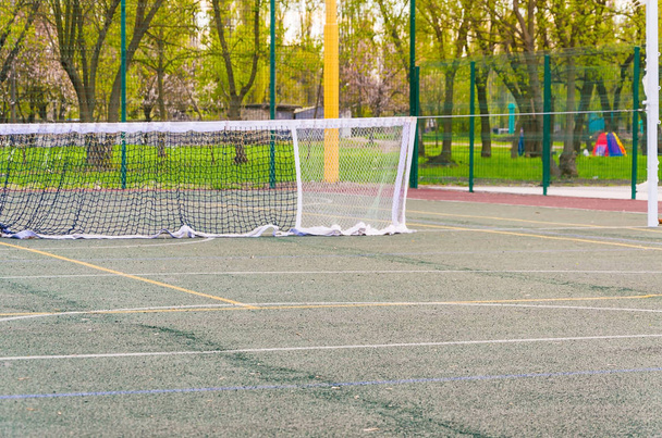 Теннисный корт с белой сеткой для профессиональных игр
. - Фото, изображение