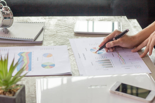 Empresário caneta apontando gráfico gráfico para análise de investimento, Análise de negócios e conceito de estratégia
, - Foto, Imagem