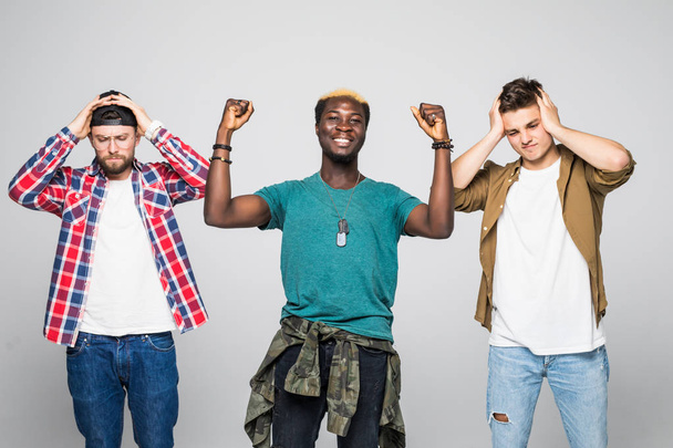 Trois jeunes hommes fans partisans avec des émotions différentes isolé sur fond blanc
 - Photo, image