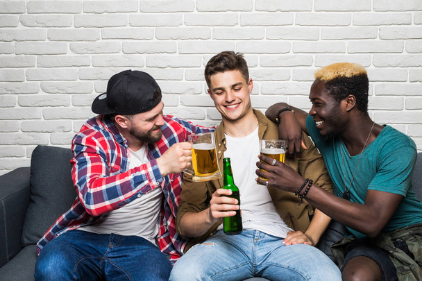 Щасливі чоловіки друзі з Вувузелою дивитися спорт на телебаченні
 - Фото, зображення