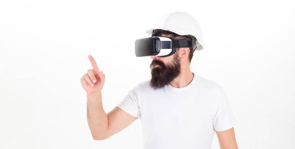 Человек с бородой в очках и шлеме, белый фон. Концепция виртуальной реальности. Парень с навесным дисплеем взаимодействует в виртуальной реальности. Хипстер на концентрированном лице использовать современные технологии
 - Фото, изображение