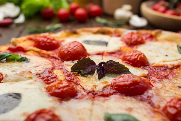 сільський італійська піца Маргарита з сиром моцарелла, Вишневі помідори та базиліком листя на фоні дерев'яні - Фото, зображення