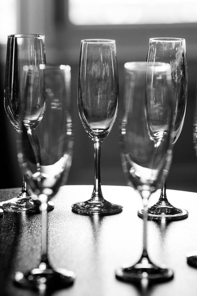 シャンパン グラスがテーブル上に配置のグループの黒と白のビュー. - 写真・画像