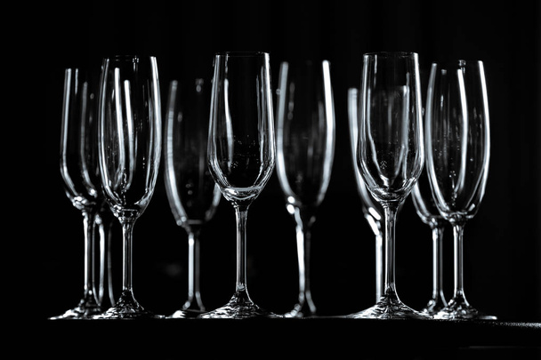 Un gruppo di bicchieri di champagne su sfondo nero
. - Foto, immagini