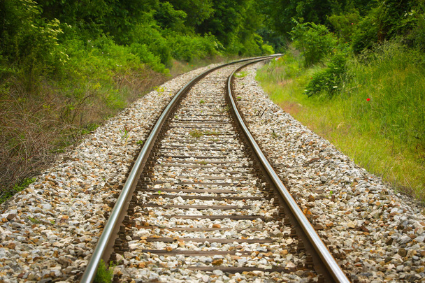Вид на залізничні колії в сільській місцевості
. - Фото, зображення