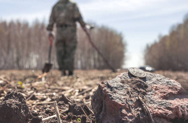 a régi, elveszett érme területén, az elmosódott háttér a kincs vadász egy fém detektor - Fotó, kép
