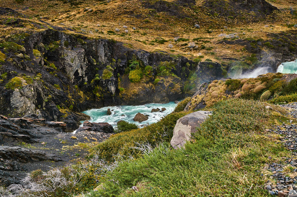 Vista de la cascada del Salto Grande en el parque Torres Del Paine con clima nublado. Patagonia chilena en otoño
 - Foto, imagen