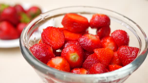 Fresas frescas con yogur en un bol
 - Metraje, vídeo