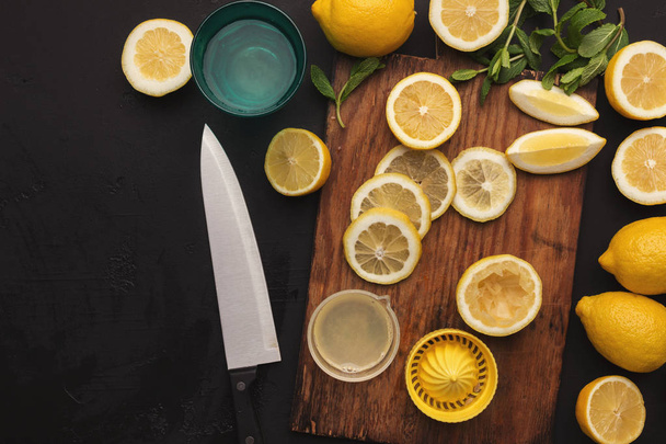 Виготовлення лимонаду в домашніх умовах, інгредієнти на білому дерев'яному столі
 - Фото, зображення