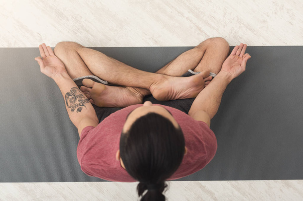 Jovem praticando ioga, relaxar pose meditação
 - Foto, Imagem
