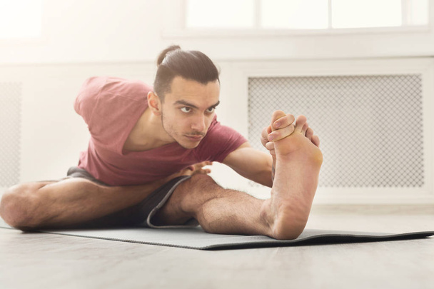 Фитнес-человек на ногах растяжения тренировки
 - Фото, изображение