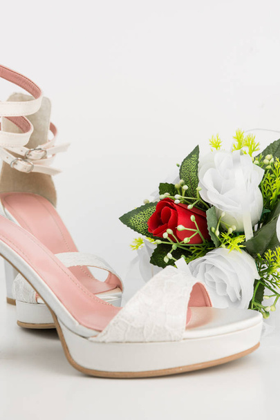 Elegant Luxury Laced Bridal Wedding Shoes And Bouquet With Red Rose On White Background - Valokuva, kuva