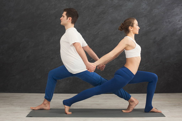 Ζευγάρι εκπαίδευση yoga σε ισορροπία πόζα, πλάτη με πλάτη - Φωτογραφία, εικόνα