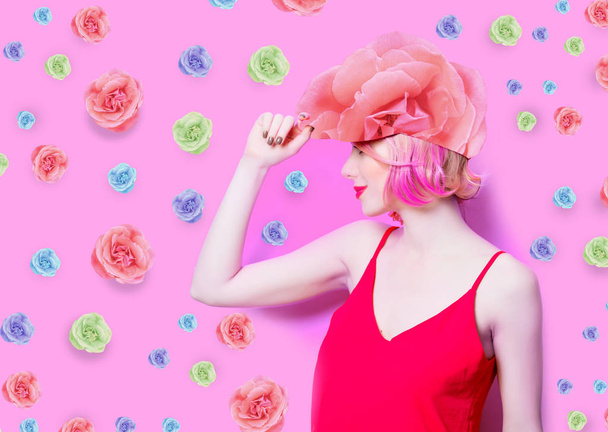 sonriente joven en gorra con rosas
 - Foto, Imagen