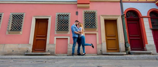 genç bir çift sokakta öpüşme - Fotoğraf, Görsel