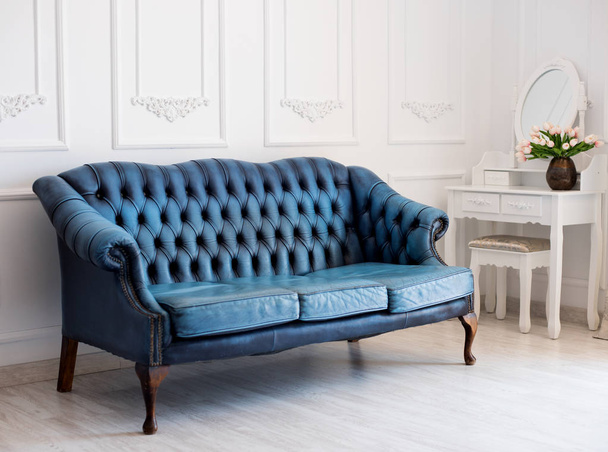Luxe lederen blauwe sofa stijl vintage in de kamer. - Foto, afbeelding