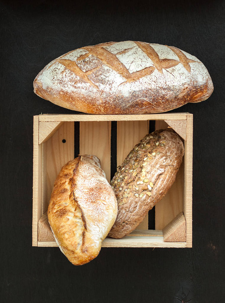 Хліб і дерев'яні ящики. Осіння композиція. Фермерські продукти
 - Фото, зображення