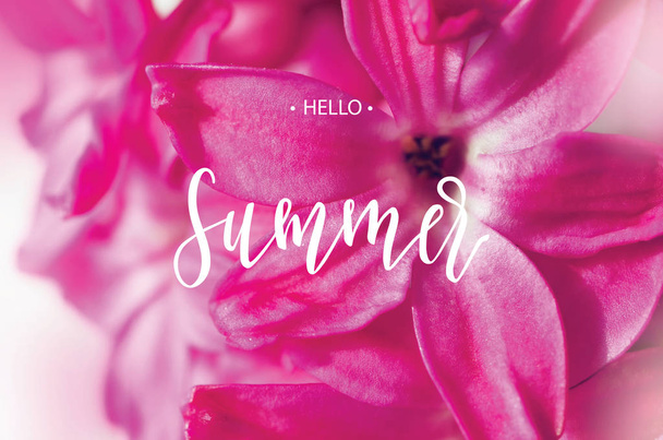 Hallo zomer inscriptie op de achtergrond van bloemen - Foto, afbeelding