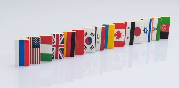 Эффект домино с черепицей флагов разных стран мира. концептуальное фото, политические игры. Стрельба
 - Фото, изображение