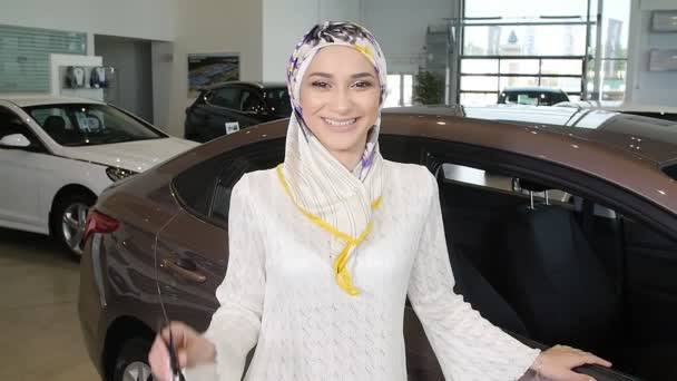 Ευτυχισμένη μουσουλμανική γυναίκα με το κλειδί του αυτοκινήτου πάνω από αυτοκίνητο δείχνουν φόντο - Πλάνα, βίντεο