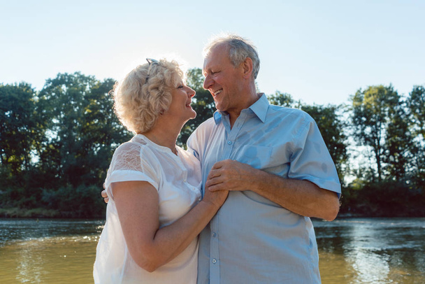 Romantica coppia anziana godendo di uno stile di vita sano e attivo all'aperto
 - Foto, immagini
