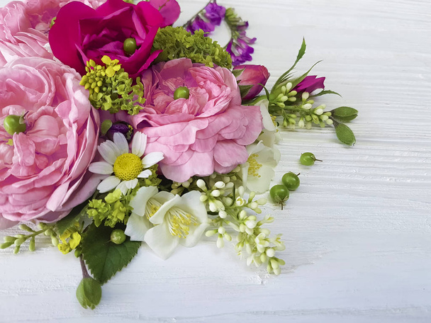 růže heřmánkový krásnou kytici snímek na bílém pozadí dřevěná - Fotografie, Obrázek