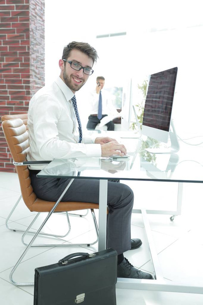 accountant sitting behind a Desk - Φωτογραφία, εικόνα