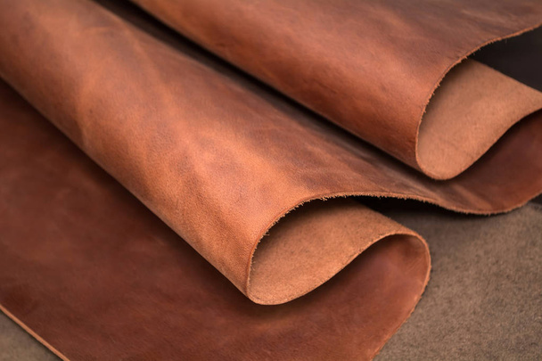 Un morceau de cuir marron. Texture du matériau naturel
 - Photo, image