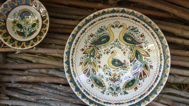 Produtos de barro artesanal popular ucraniano produção tradicional de pratos, amostras de placas de arte
 - Foto, Imagem