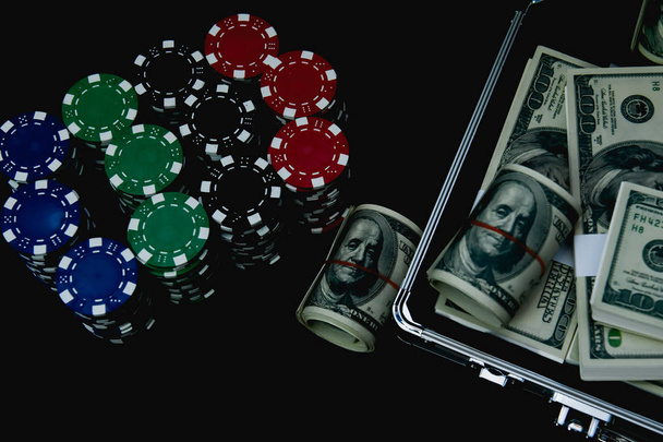 Gambling Concepts. Businessmen are gambling in the casino. Betting is a gamble for investors. Businessmen are playing card games on a black background. - Foto, Bild