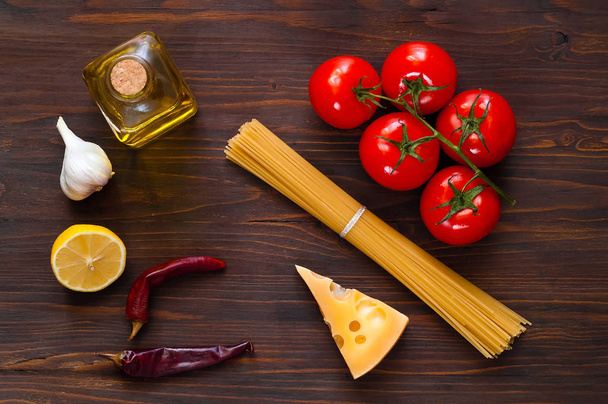 ainekset ruoanlaittoon pastaa puinen tausta. Käsite italialaista ruokaa ja terveellistä syömistä, kopioi tilaa
,  - Valokuva, kuva