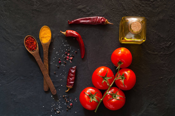 暗い背景にスパイスの木製スプーン。有機食品のフレームです。菜食主義の食糧と健康的な食事、コピー領域の概念  - 写真・画像