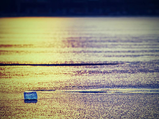 Brillante incrinato ghiaccio floe deriva su iceberg in laguna blu. Colori caldi vividi del sole di sera. Vista angolare estremamente bassa
. - Foto, immagini