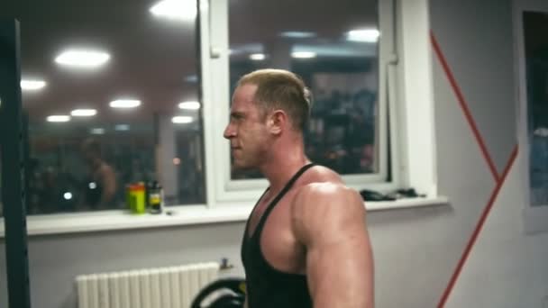 Bodybuilder in gym - Footage, Video