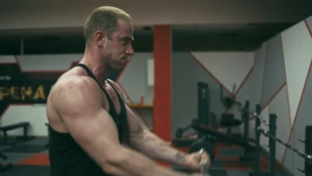 Bodybuilder doing Front Barbell Raise - Materiał filmowy, wideo