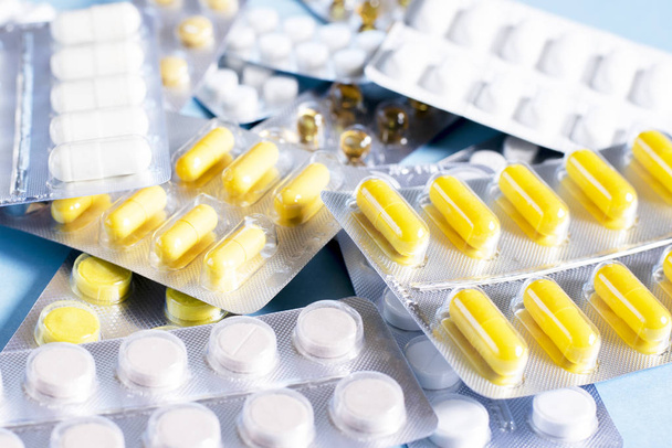 Tabletten und Kapseln mit Arzneimittelverpackungen  - Foto, Bild