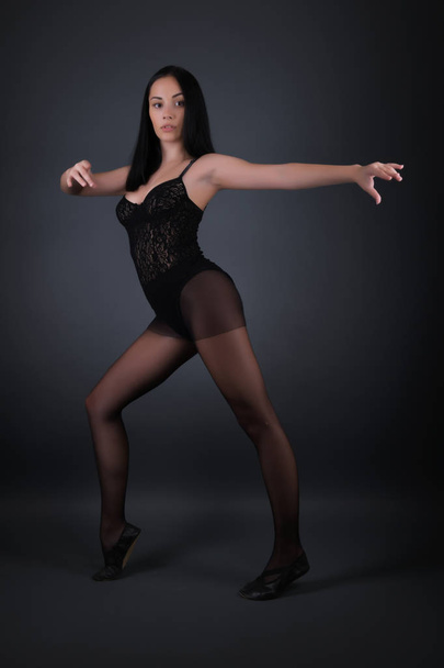 Ballerina in black outfit posing  - Foto, afbeelding