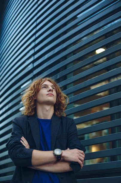 Portrait d'homme aux cheveux roux sur fond futuriste urbain
 - Photo, image